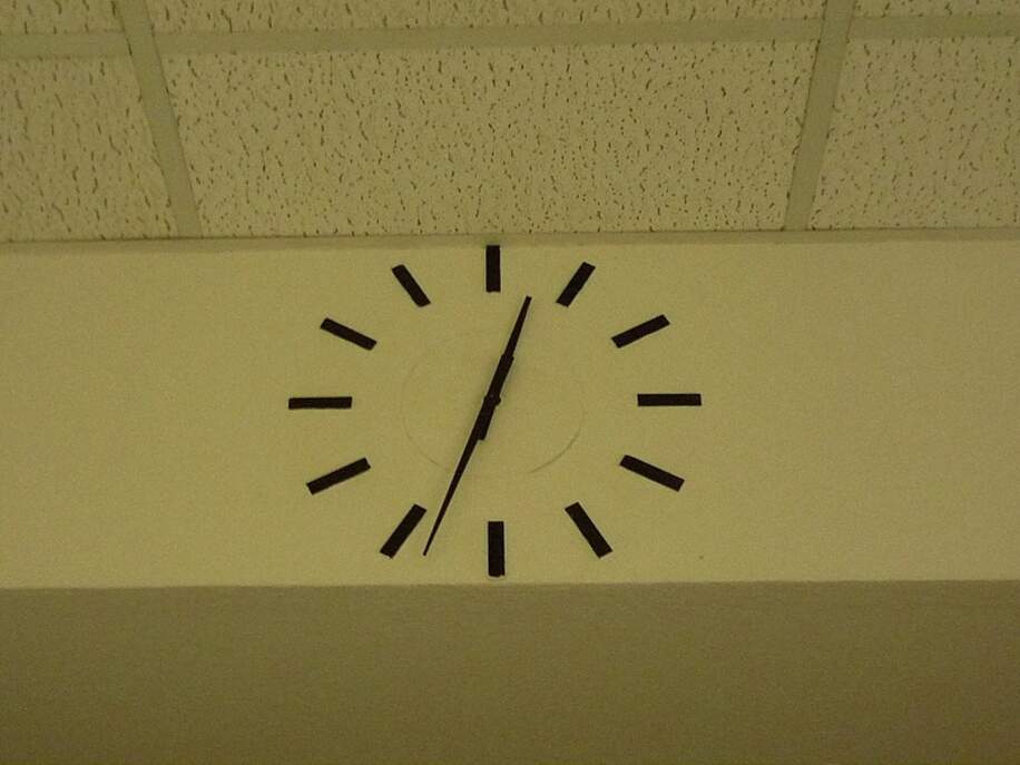 Slitechte Uhr im Flur