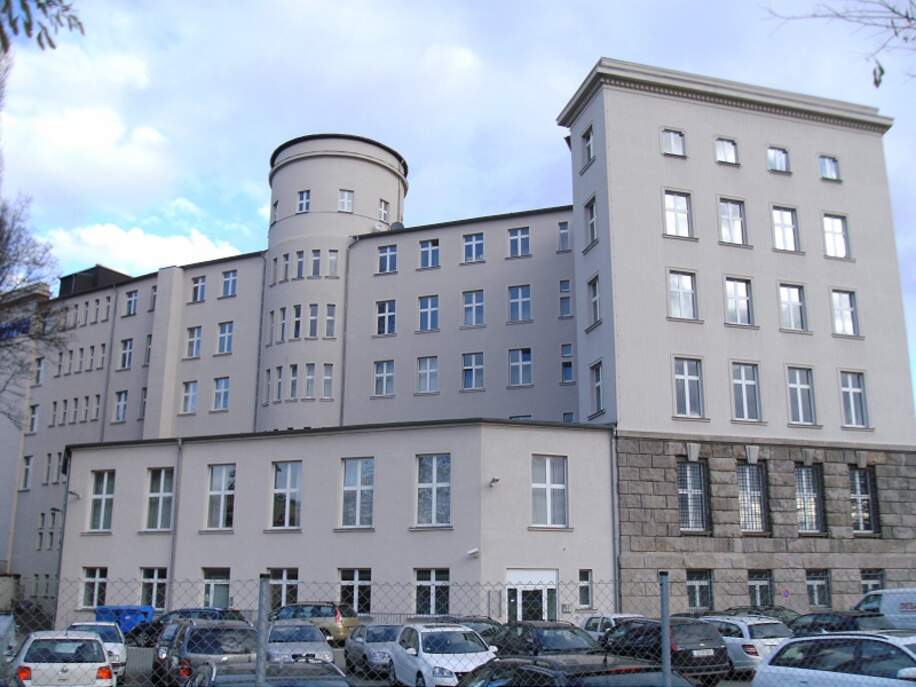 Ansicht mit Parkflächen