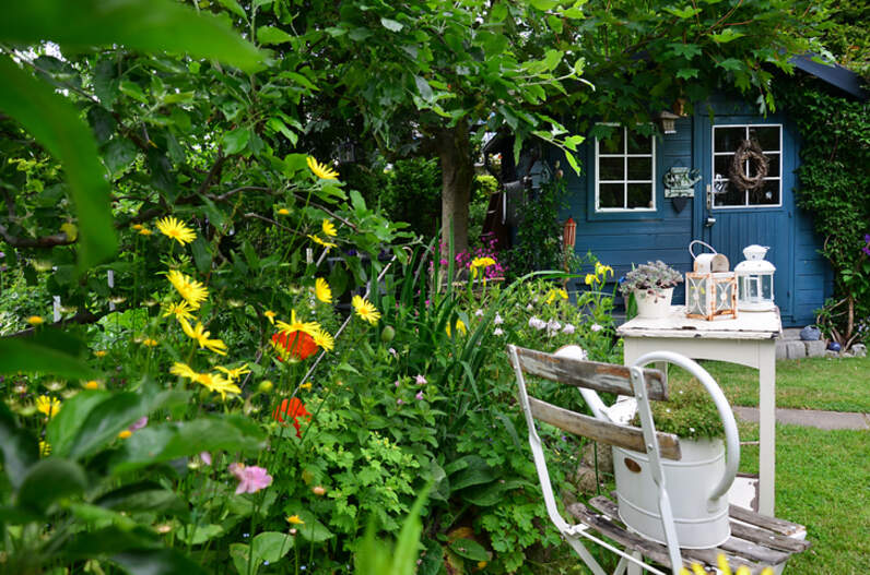 Gestaltung des Gartens mit Gartenhäuser oder Carports