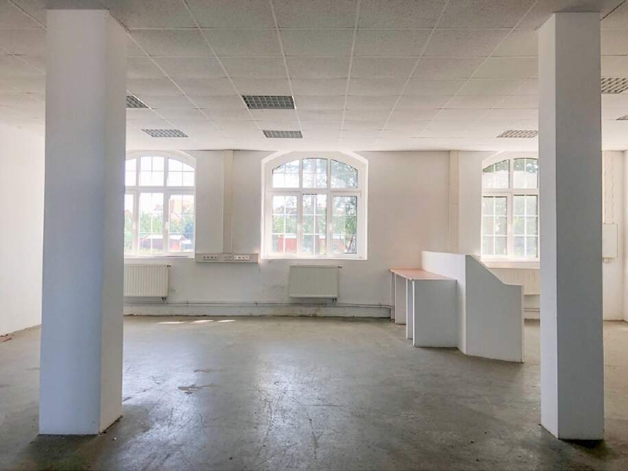 Lager und Büro im EG