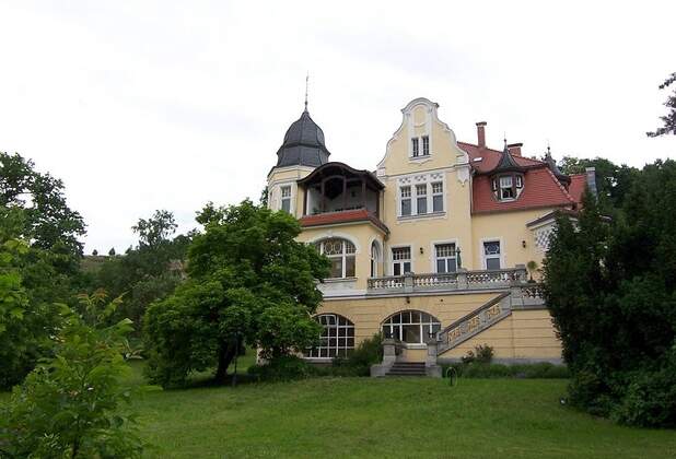 Repräsentatives Villenanwesen in Mitten der Radebeuler Weinberge vermittelt