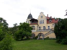 Repräsentatives Villenanwesen in Mitten der Radebeuler Weinberge vermittelt