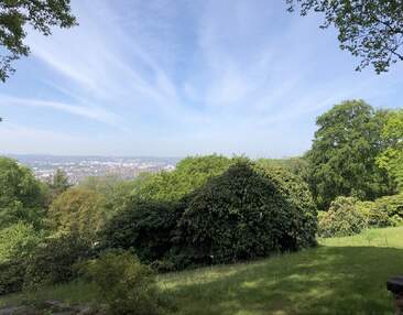 Edel und großzügig! Top Lage in Loschwitz mit Blick auf und über Dresden!