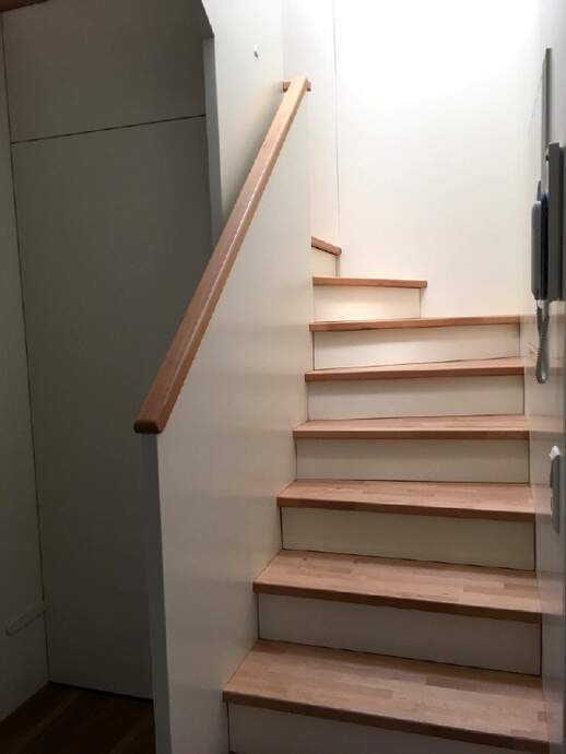 hochwertige Treppe mit Abstellraum