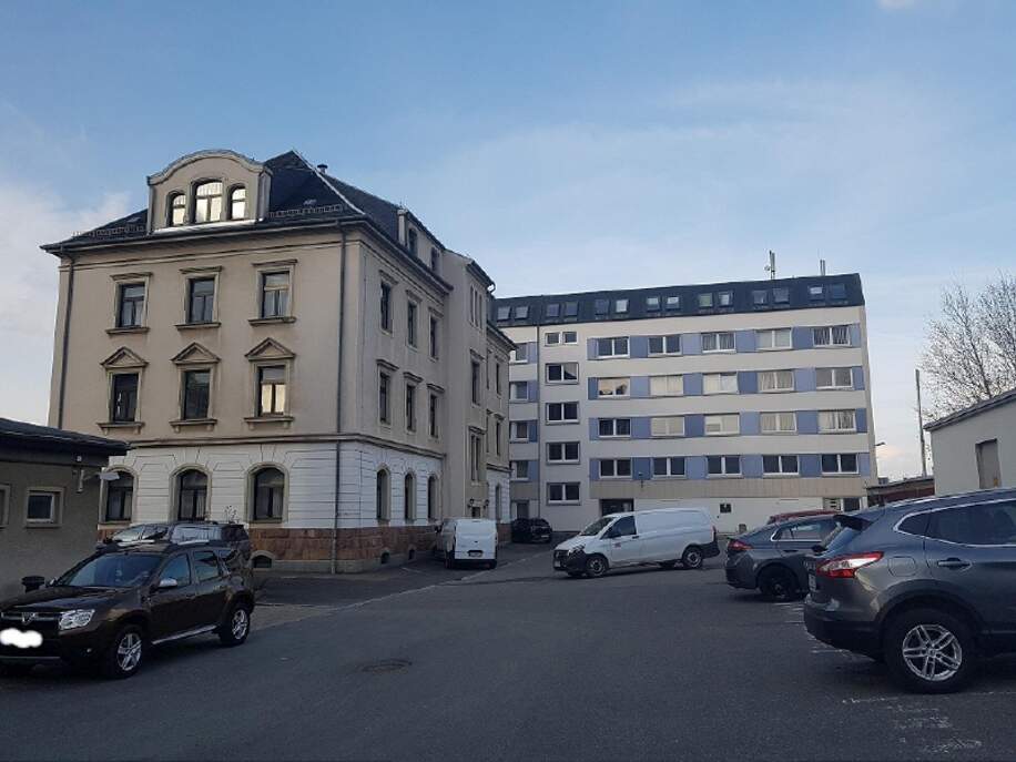 Rückansicht mit Parkplatz