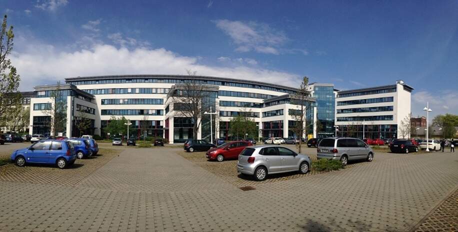 Ansicht mit Parkplatz
