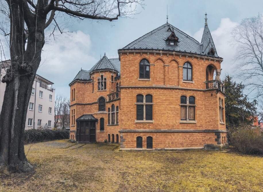 Außenansicht mit Grundstück