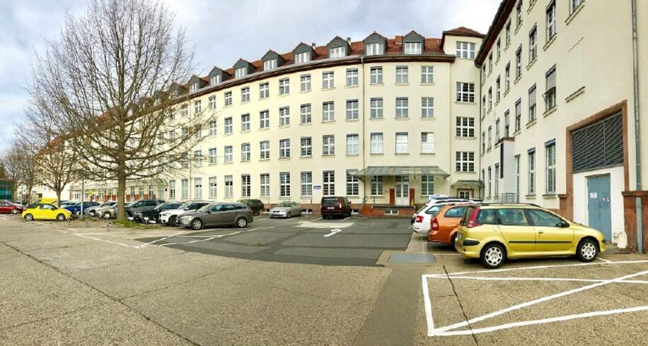 Rückwärtige Ansicht mit Parkplatz