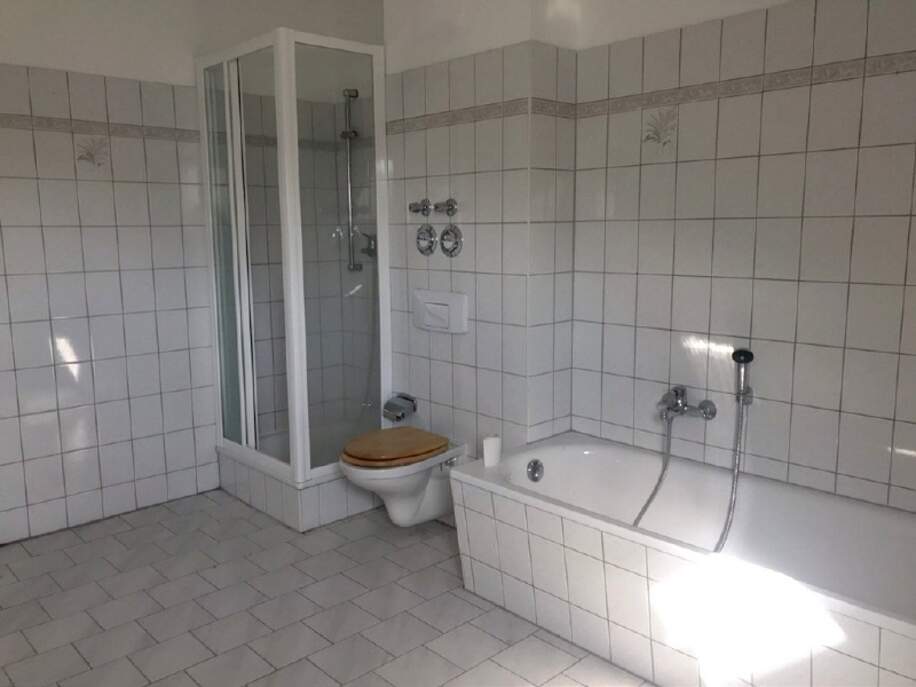 Tageslichtbad mit Wanne und Dusche