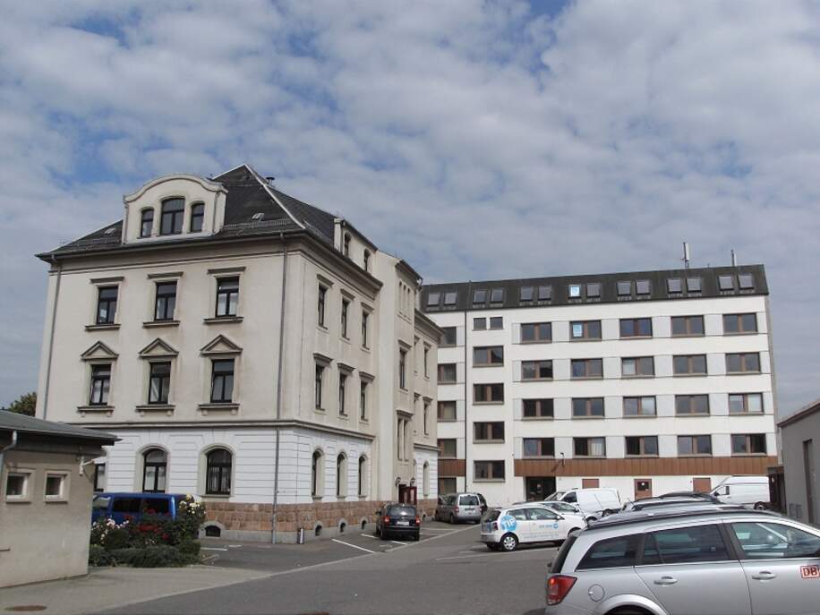 Rückansicht mit Parkplatz