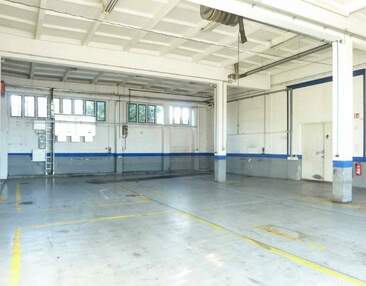 Halle mit ca. 876 m² Büro und Freifläche nahe der A4 in Dresden Kaditz zur MIETE