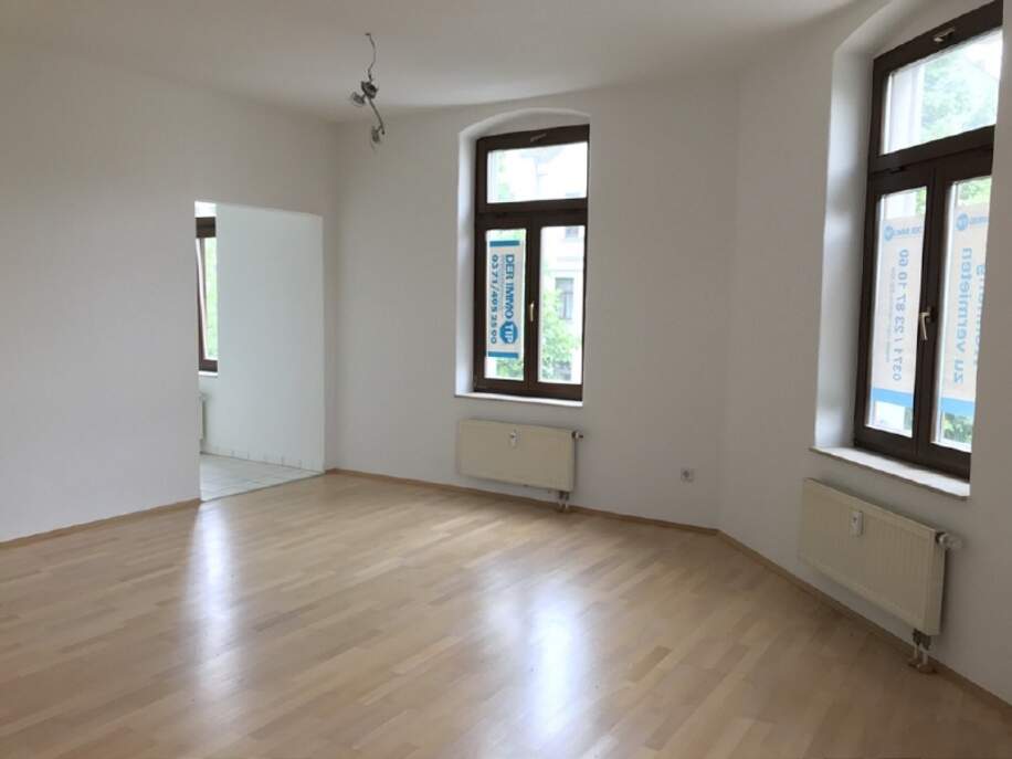 Wohnzimmer mit Zugang zur Küche