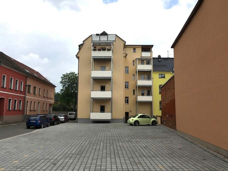 Ansicht Rückseite mit Stellplätzen