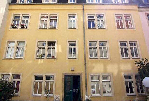 Attraktives Wohnungspaket im Dresdner Hechtviertel vermittelt!