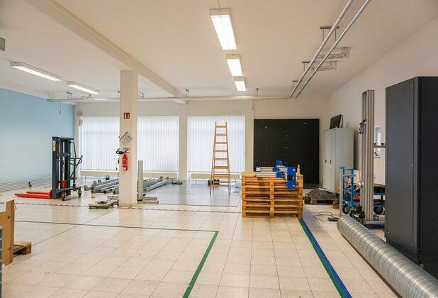 Dresden: 216 m² Lager- und Bürofläche an Fotostudio vermietet