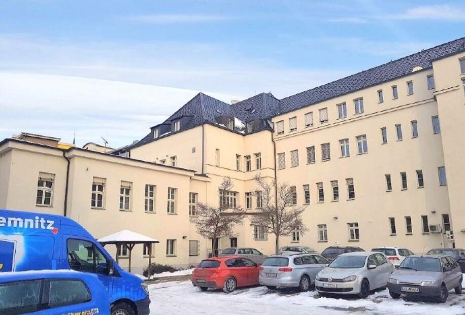 Rückseite mit Parkplatz