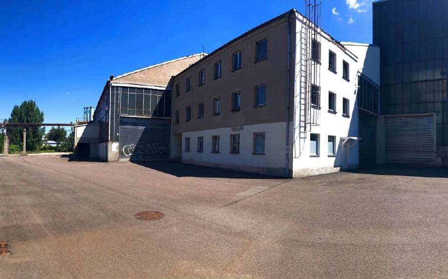 Außenansicht Bürotrakt und Halle