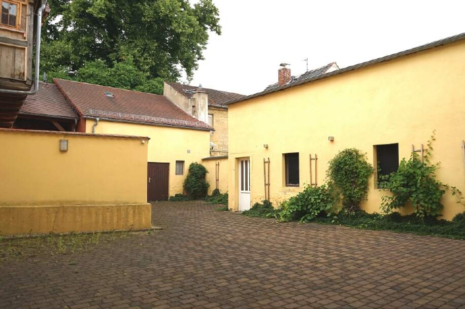 Eigener Innhof mit Garage und Nebengebäude