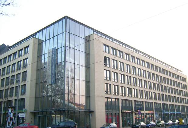 Mercuri Urval mietet im "Officio" gegenüber des Dresdner Zwingers
