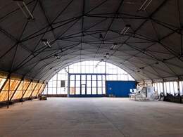 Pirna: Vermittlung eines Mietvertrags für 525 m² Hallenfläche